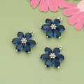 18k vergoldeter Blumenanhänger mit sechs tiefblauen Tropfensteinen und Silbermitte - Silber - Dunkelblau