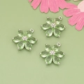 18 Karat vergoldeter Blumenanhänger mit hellgrünen Blütenblättern und Mikropavé - Silber - Limettengrün