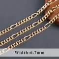 Goldene 6,7 mm Figaro-Gliederketten im Punk-Stil auf dunklem Hintergrund - Goldener Figaro-Stil (C21914)