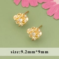 Pendiente de hoja chapado en oro con circonitas cúbicas, medida 9,2 mm por 9 mm - Estilo Cúmulo de Flores (ME4702A) / Dorado