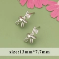 Clou d'oreille feuille torsadée argenté avec zircon cœur et anneau 13x7,7mm - Style Cœur Nœud (ME4704B)