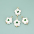 Pendentifs fleurs en perles avec zircon vert et détails dorés, ensemble de 4 pièces - 06S Vert Foncé (ME03) - Lot de 2 (Avec Perle Artificielle/Zircone)