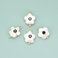 Pendentifs fleurs en nacre avec zircon noir et bélière dorée, lot de 4 pièces DIY - 10S Noir (ME03) - Lot de 2 (Avec Perle Artificielle/Zircone)