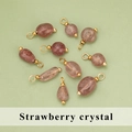 Anhänger aus natürlichem Erdbeerkristall mit goldenem Metallring für DIY Schmuckdesign - Erdbeerquarz (ME1702S) / 20er Set