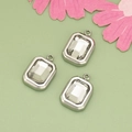 Tre ciondoli rettangolari in argento con cristalli chiari su sfondo verde chiaro - Pietra Grigia Cornice Argento (MF4606)