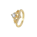 Eleganter goldener Kronenring für Damen mit großem rundem Zirkonia auf weißem Hintergrund - US 6 / Gold