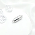 Chiusura magnetica cilindrica in argento lucido per collane e bracciali su supporto bianco - Piccolo / Oro bianco