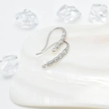 Crochets d'oreilles pois en argent avec zircons sur fond de coquillage marin - Or blanc