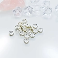Vue macro d'intercalaires argentés de 6mm avec cristaux brillants pour bijoux faits main - 6mm Ondulé Argenté / Vert clair
