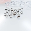 Detalle de cuentas espaciadoras plateadas de 6mm con cristales ámbar oscuro y bordes de encaje - 6mm Ondulado Plateado / Marrón Rojo
