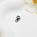 14K vergoldeter Blumenanhänger mit schwarzem Metall und funkelnden Zirkonia-Steinen - Waffenschwarz