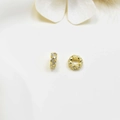 Vergoldete gewellte Zirkonia-Abstandshalter für Schmuckherstellung auf weißem Satin - 8mm / Gold