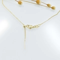 Detail of adjustable gold box chain with lobster clasp and needle slider mechanism - Box Chain / White Gold