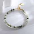 Elegante pulsera de cuentas con piedras verdes y blancas y cadena ajustable dorada - Pulsera de Piedra Centelleante Verde