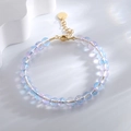 Pulsera bohemia de cuentas iridiscentes en azul claro y violeta con cierre dorado - Color Cielo Estrellado