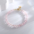Pulsera de cuentas de vidrio rosa craquelado con cierre dorado y dije redondo - Rosa