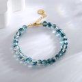 Bracelet en perles bleu foncé à texture translucide et fermoir doré élégant - Bleu d'encre