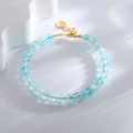 Bracelet perlé bohème avec perles bleu clair et transparentes et fermoir doré chic - Bleu