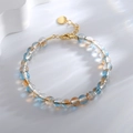 Bracelet bohème avec perles en verre bleu et ambre et fermoir mousqueton doré chic - Aube