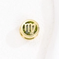 Detalle del colgante zodiaco Virgo dorado con gema verde sobre fondo blanco puro - Virgo