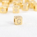 Dettaglio del cubo placcato oro 18k con lettera C e zirconi brillanti per collana - Lettera C