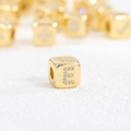 Makro-Detail des 18k vergoldeten Würfels mit Zirkonia-Buchstabe E für DIY-Schmuck - Buchstabe E