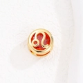 Colgante del zodiaco Leo dorado con gema roja y detalles de metal calado fino - Leo