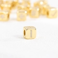 Detail eines 18k vergoldeten Würfelanhängers mit Zirkonia-Inlay, das den Buchstaben I bildet - Buchstabe I