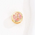 Detalle del colgante de Virgo dorado con piedra rosa facetada y símbolo de la letra m - Escorpio
