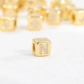 Makrodetail eines Würfelanhängers mit Zirkonia-Buchstabe N in 18k Vergoldung - Buchstabe N