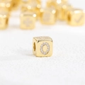 Makroansicht der 18k vergoldeten Würfel-Perle mit Zirkonia-Inlay Buchstabe O - Buchstabe O