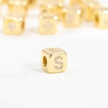 Detailansicht des vergoldeten Würfelanhängers mit Zirkonia-Inlay des Buchstabens S - S
