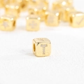 Makroaufnahme von 18k vergoldetem Würfelanhänger mit Zirkon besetztem Buchstaben T - Buchstabe T