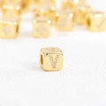 Makroaufnahme von 18k vergoldetem Würfelanhänger mit Buchstabe V und Zirkonia-Besatz - Buchstabe V