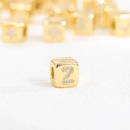 Makroaufnahme von 18k vergoldeter Würfelperle mit Zirkonia-Buchstabe Z Details - Buchstabe Z