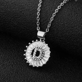 Zilveren ketting met hanger van de letter D en zirkonia op een zwarte ondergrond - Letter D Zilver Alleen Hanger (Zonder Ketting)