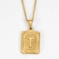 Vergulde ketting met rechthoekige letter T hanger op een klassieke schakelketting - Letter T