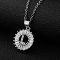 Ciondolo tondo argento con lettera L e zirconi baguette su sfondo in pelle nera - Lettera L Argento Solo Pendente (Senza Catena)