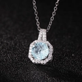 Vue macro d'un pendentif flacon de parfum avec zircon bleu clair et halo de diamants - Fleur de Glace Bleu Clair Pendentif Seul (Sans Chaîne)
