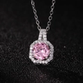 Gros plan d'un collier en argent avec pendentif en zircone rose et entourage de brillants - Rose Pendentif Seul (Sans Chaîne)