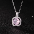 Détail macro d'un pendentif flacon de parfum en argent avec grand zircon rose et cristaux - Fleur de Glace Rose Zirconia Pendentif Seul (Sans Chaîne)