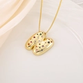 Détail du pendentif lettre M doré orné de zircons cubiques multicolores pavés - Lettre N