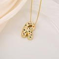 Détail du pendentif lettre R doré gonflé serti de zircons colorés sur chaîne fine - Lettre R