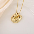 Détail du pendentif lettre U doré serti de zircons multicolores sur soie blanche - Lettre U