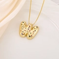 Détail du pendentif lettre W dorée style bulle serti de zircons multicolores brillants - Lettre W
