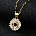 Collana con ciondolo lettera C dorata e micropavé di zirconi su uno sfondo nero - Lettera C Oro Solo Pendente (Senza Catena)