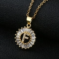 Collana con ciondolo a lettera F dorata con pavé di zirconi e pietre baguette - Lettera F Oro Solo Pendente (Senza Catena)