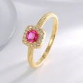 Exquisito anillo chapado en oro con circón rojo cuadrado y banda texturizada - US 6 / Oro Circonia Roja