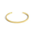 Minimalistisches 18K vergoldetes Zahnrad-Armreif-Design mit polierter Innenseite - Gold Zahnrad Textur