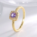 Anillo refinado bañado en oro con circón púrpura cuadrado y micro-pave de cristales - US 6 / Oro con Circonita Púrpura